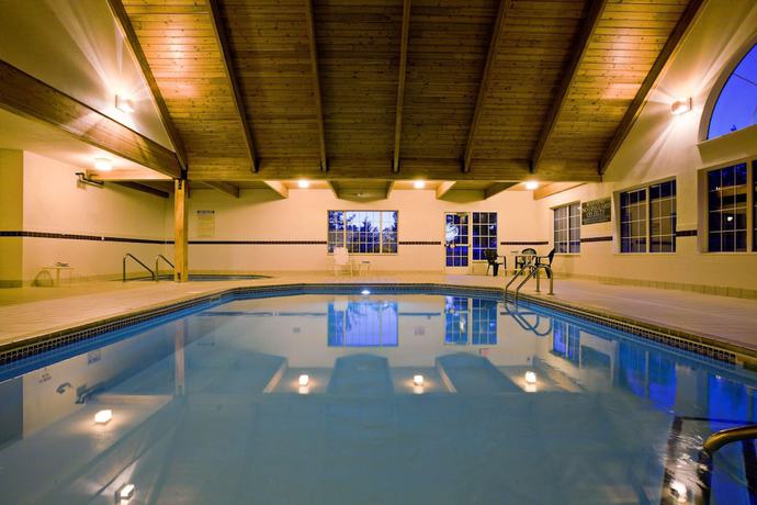 Imagen de la piscina del Hotel Country Inn and Suites by Radisson, Elk River, MN. Foto 20