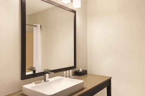 Imagen de la habitación del Hotel Country Inn and Suites by Radisson, Forest Lake, MN. Foto 10
