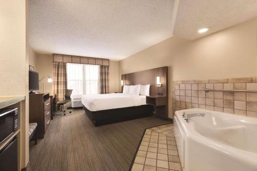 Imagen de la habitación del Hotel Country Inn and Suites by Radisson, Forest Lake, MN. Foto 16