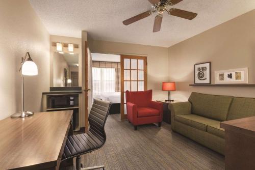 Imagen de la habitación del Hotel Country Inn and Suites by Radisson, Forest Lake, MN. Foto 18