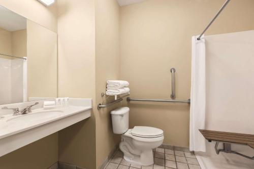 Imagen general del Hotel Country Inn and Suites by Radisson, Forest Lake, MN. Foto 3