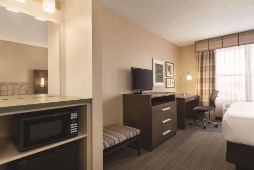 Imagen de la habitación del Hotel Country Inn and Suites by Radisson, Forest Lake, MN. Foto 19