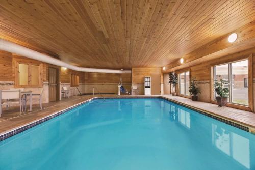 Imagen de la piscina del Hotel Country Inn and Suites by Radisson, Forest Lake, MN. Foto 20