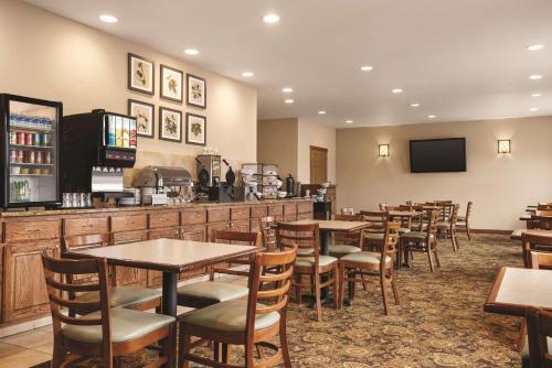 Imagen del bar/restaurante del Hotel Country Inn and Suites by Radisson, Forest Lake, MN. Foto 9