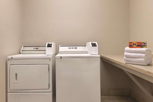 Imagen general del Hotel Country Inn and Suites by Radisson, Forest Lake, MN. Foto 6