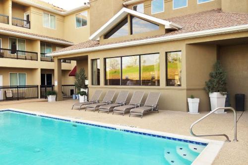 Imagen de la piscina del Hotel Country Inn and Suites by Radisson, Fort Worth West l-30 NAS JRB. Foto 18