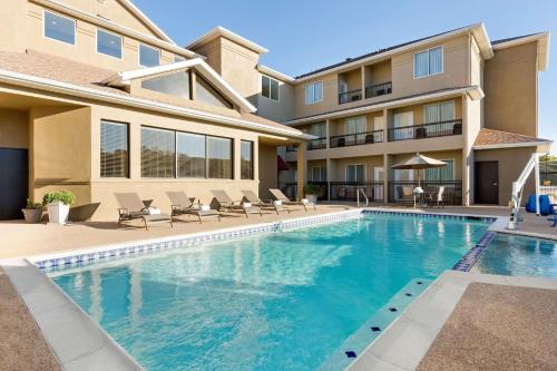Imagen de la piscina del Hotel Country Inn and Suites by Radisson, Fort Worth West l-30 NAS JRB. Foto 19