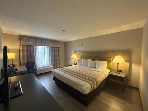 Imagen de la habitación del Hotel Country Inn and Suites by Radisson, Grand Rapids Airport, MI. Foto 11