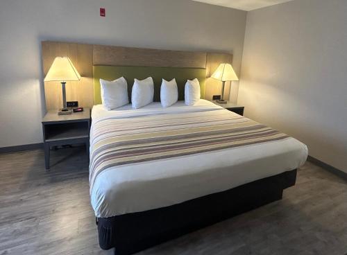 Imagen de la habitación del Hotel Country Inn and Suites by Radisson, Grand Rapids Airport, MI. Foto 15
