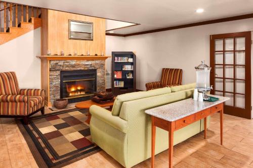 Imagen de los interiores del Hotel Country Inn and Suites by Radisson, Grand Rapids Airport, MI. Foto 19