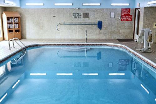 Imagen de la piscina del Hotel Country Inn and Suites by Radisson, Grand Rapids Airport, MI. Foto 20