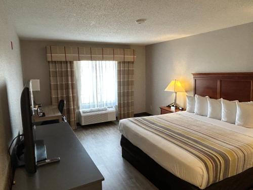 Imagen de la habitación del Hotel Country Inn and Suites by Radisson, Grand Rapids Airport, MI. Foto 17