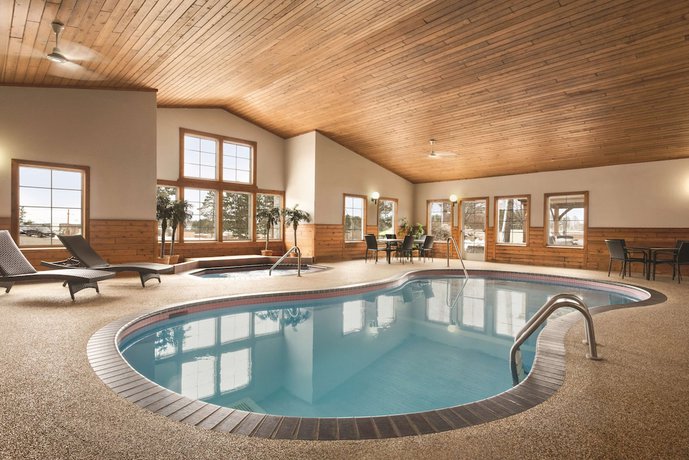 Imagen de la piscina del Hotel Country Inn and Suites by Radisson, Grand Rapids, MN. Foto 19