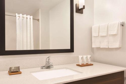 Imagen de la habitación del Hotel Country Inn and Suites by Radisson, Greensboro. Foto 8