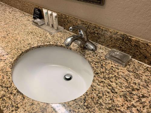 Imagen de la habitación del Hotel Country Inn and Suites by Radisson, Jacksonville West. Foto 14