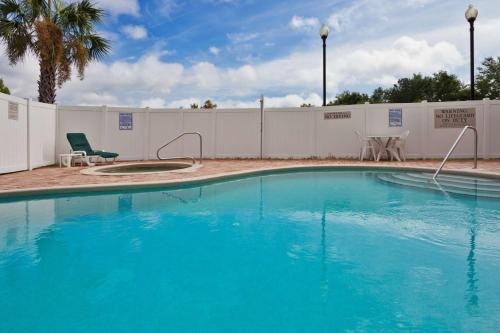 Imagen de la piscina del Hotel Country Inn and Suites by Radisson, Jacksonville West. Foto 20
