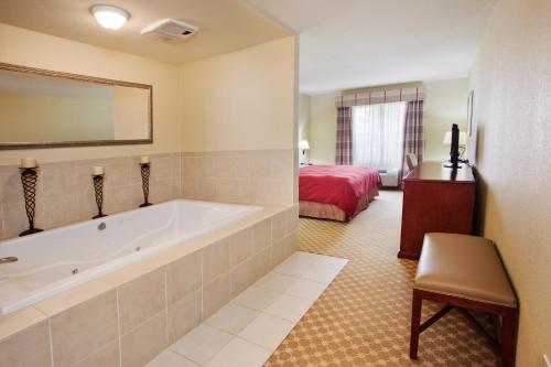 Imagen de la habitación del Hotel Country Inn and Suites by Radisson, Macon North, GA. Foto 13