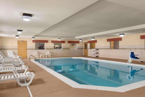 Imagen de la piscina del Hotel Country Inn and Suites by Radisson, Macon North, GA. Foto 20