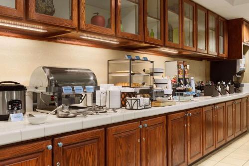 Imagen del bar/restaurante del Hotel Country Inn and Suites by Radisson, Macon North, GA. Foto 7