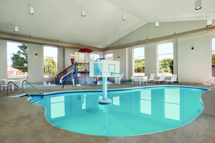 Imagen de la piscina del Hotel Country Inn and Suites by Radisson, Madison Southwest, WI. Foto 19