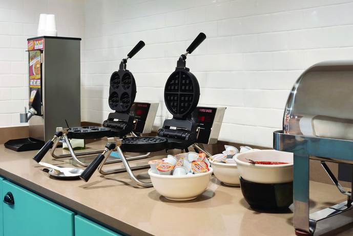 Imagen del bar/restaurante del Hotel Country Inn and Suites by Radisson, Madison Southwest, WI. Foto 3