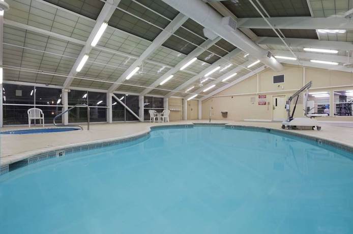 Imagen de la piscina del Hotel Country Inn and Suites by Radisson, Montgomery East. Foto 16