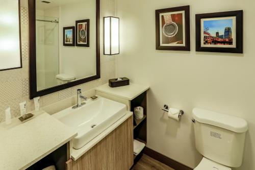 Imagen de la habitación del Hotel Country Inn and Suites by Radisson, Nashville Airport. Foto 6
