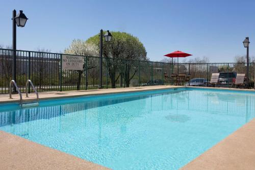 Imagen de la piscina del Hotel Country Inn and Suites by Radisson, Nashville. Foto 20