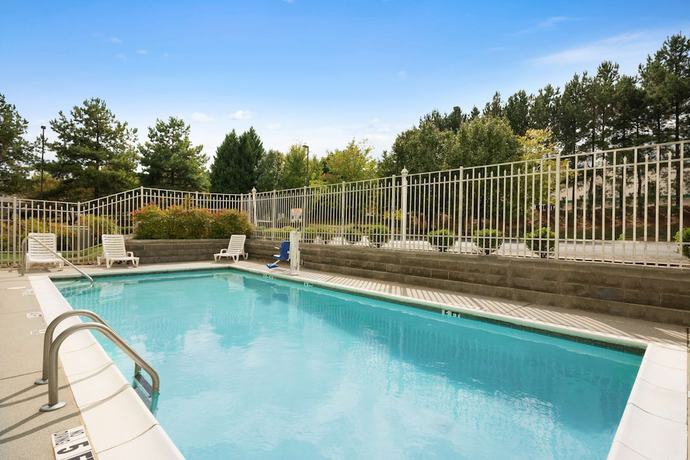 Imagen de la piscina del Hotel Country Inn and Suites by Radisson, Norcross, GA. Foto 11