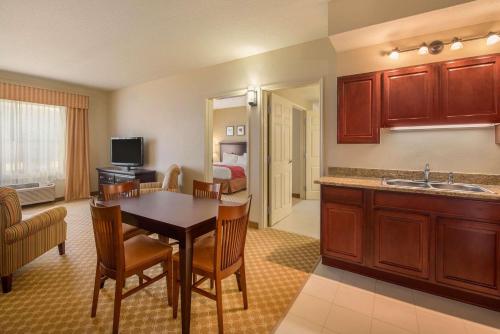 Imagen de la habitación del Hotel Country Inn and Suites by Radisson, Port Orange-Daytona, FL. Foto 18