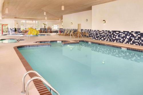 Imagen de la piscina del Hotel Country Inn and Suites by Radisson, Portage, IN. Foto 19