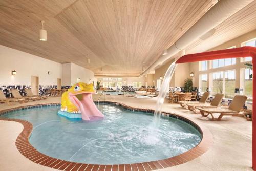 Imagen de la piscina del Hotel Country Inn and Suites by Radisson, Portage, IN. Foto 20