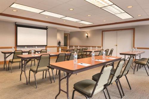 Imagen general del Hotel Country Inn and Suites by Radisson, Portage, IN. Foto 5