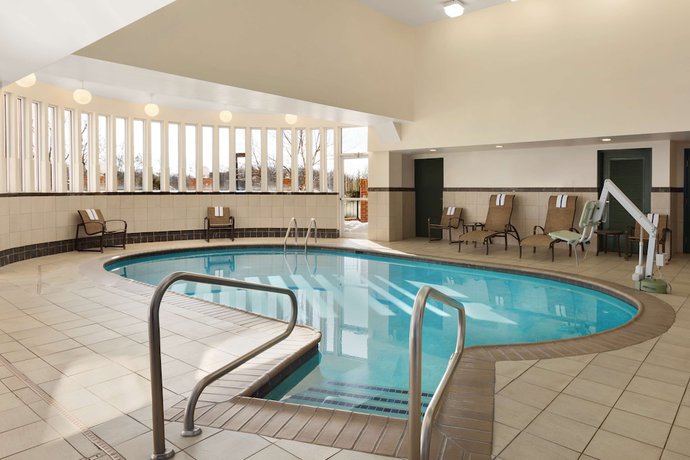 Imagen de la piscina del Hotel Country Inn and Suites by Radisson, Potomac Mills Woodbridge, VA. Foto 19