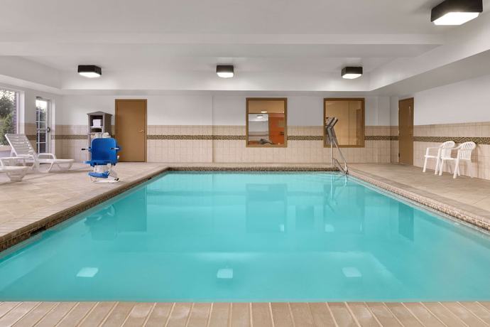 Imagen de la piscina del Hotel Country Inn and Suites by Radisson, Richmond West at I-64, VA. Foto 14