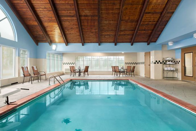Imagen de la piscina del Hotel Country Inn and Suites by Radisson, Savannah I-95 North, GA. Foto 20
