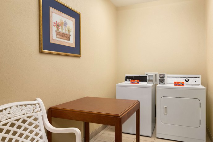 Imagen de los interiores del Hotel Country Inn and Suites by Radisson, Savannah I-95 North, GA. Foto 18