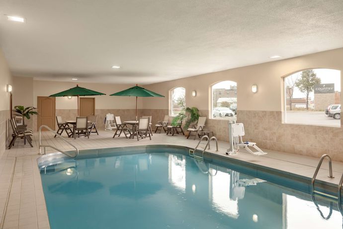 Imagen de la piscina del Hotel Country Inn and Suites by Radisson, Sioux Falls, SD. Foto 18
