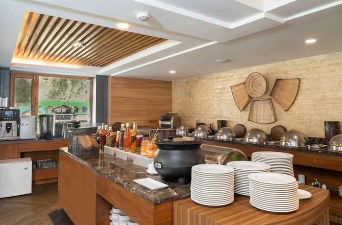 Imagen del bar/restaurante del Hotel Country Inn and Suites by Radisson, Sonamarg. Foto 12