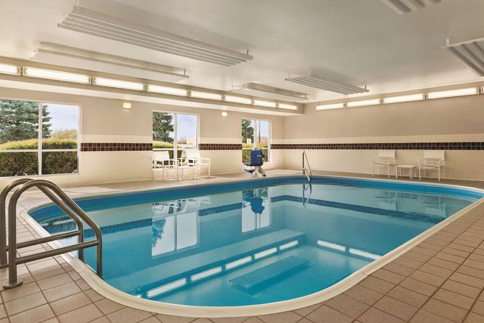 Imagen de la piscina del Hotel Country Inn and Suites by Radisson, Springfield, OH. Foto 20