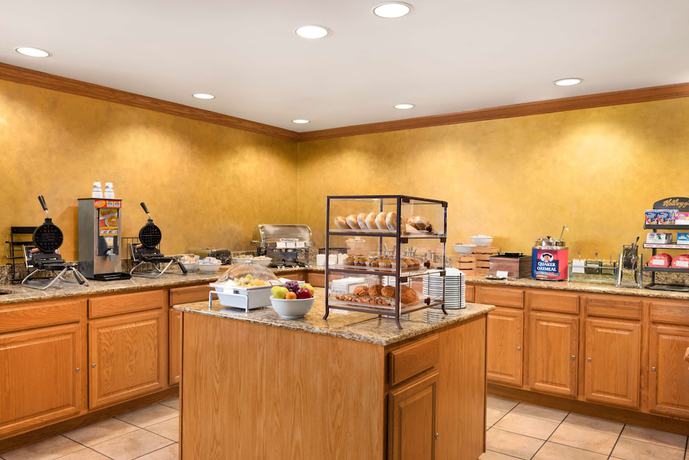 Imagen del bar/restaurante del Hotel Country Inn and Suites by Radisson, Sycamore, IL. Foto 2