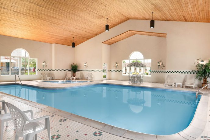 Imagen de la piscina del Hotel Country Inn and Suites by Radisson, Sycamore, IL. Foto 14