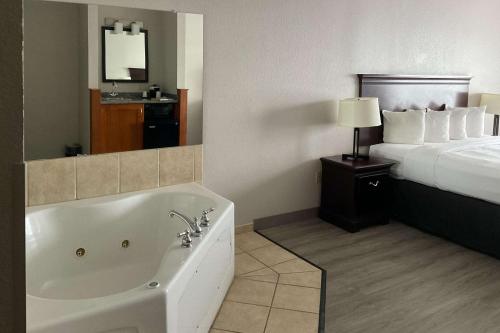 Imagen de la habitación del Hotel Country Inn and Suites by Radisson, Tallahassee Northwest I-10, FL. Foto 19