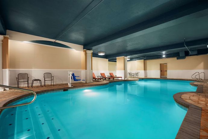 Imagen de la piscina del Hotel Country Inn and Suites by Radisson, Virginia Beach (Oceanfront), VA. Foto 18