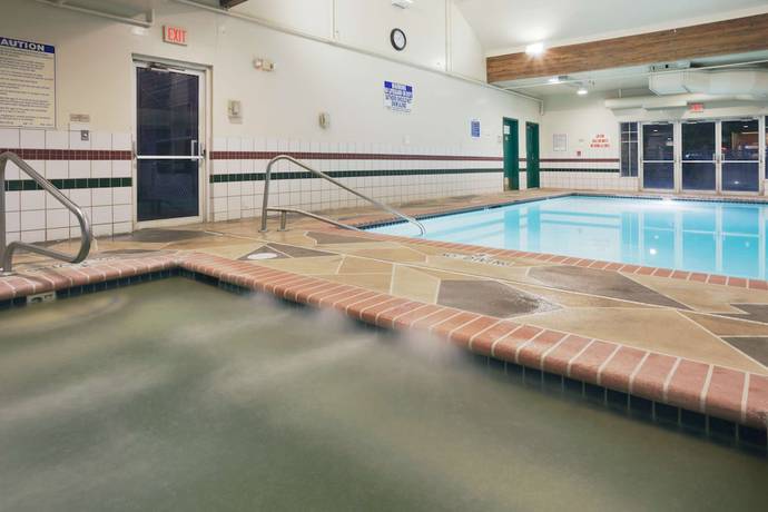 Imagen de la piscina del Hotel Country Inn and Suites by Radisson, West Valley City. Foto 18