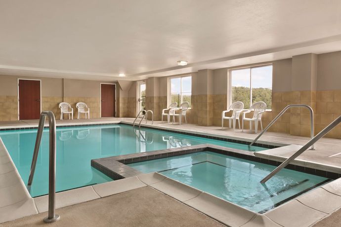 Imagen de la piscina del Hotel Country Inn and Suites by Radisson, Wytheville, VA. Foto 17