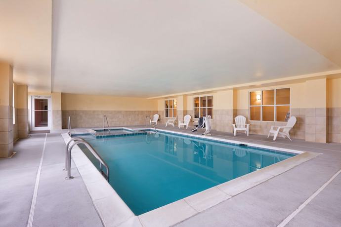 Imagen de la piscina del Hotel Country Inn and Suites by Radisson, Wytheville, VA. Foto 18
