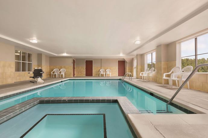 Imagen de la piscina del Hotel Country Inn and Suites by Radisson, Wytheville, VA. Foto 19