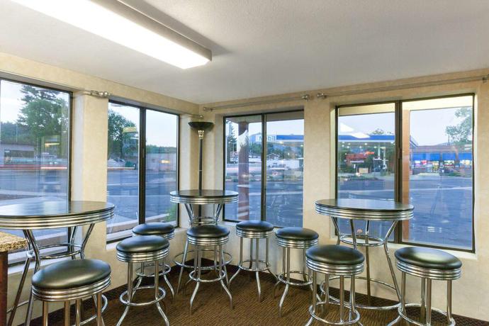 Imagen de los interiores del Hotel Country Inn y Suites by Radisson, Flagstaff Downtown, AZ. Foto 7
