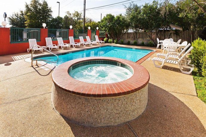 Imagen de la piscina del Hotel Country Inns and Suites. Foto 11